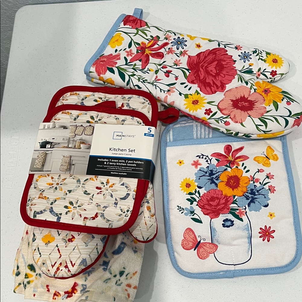 Mainstays Floral Kitchen Set  & Pioneer Woman Glove and Potholder.